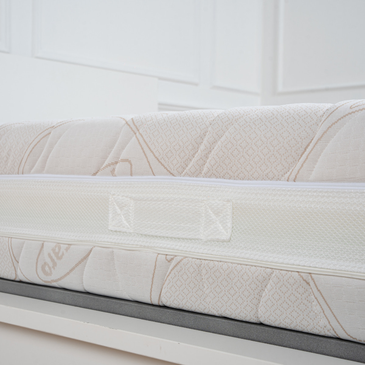 Materasso Ginflex Matrimoniale 160x190 Memory Foam 4 Strati Sfoderabile Altezza 26cm Doppia Zip Con Tessuto Antiacaro e Fascia Traspirante 3D (Antiacaro - Anallergico - Antibatterico - Ergonomico)