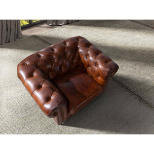 Sillón Chester con reposabrazos con asiento y respaldo tapizados en piel de origen vacuno en marrón coñac patas de madera maciza tintada en caoba 120x94x79cm