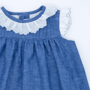 Vestido corto azul, con tira bordada en sisas y cuello, falda fruncida y lorzas en el pecho.