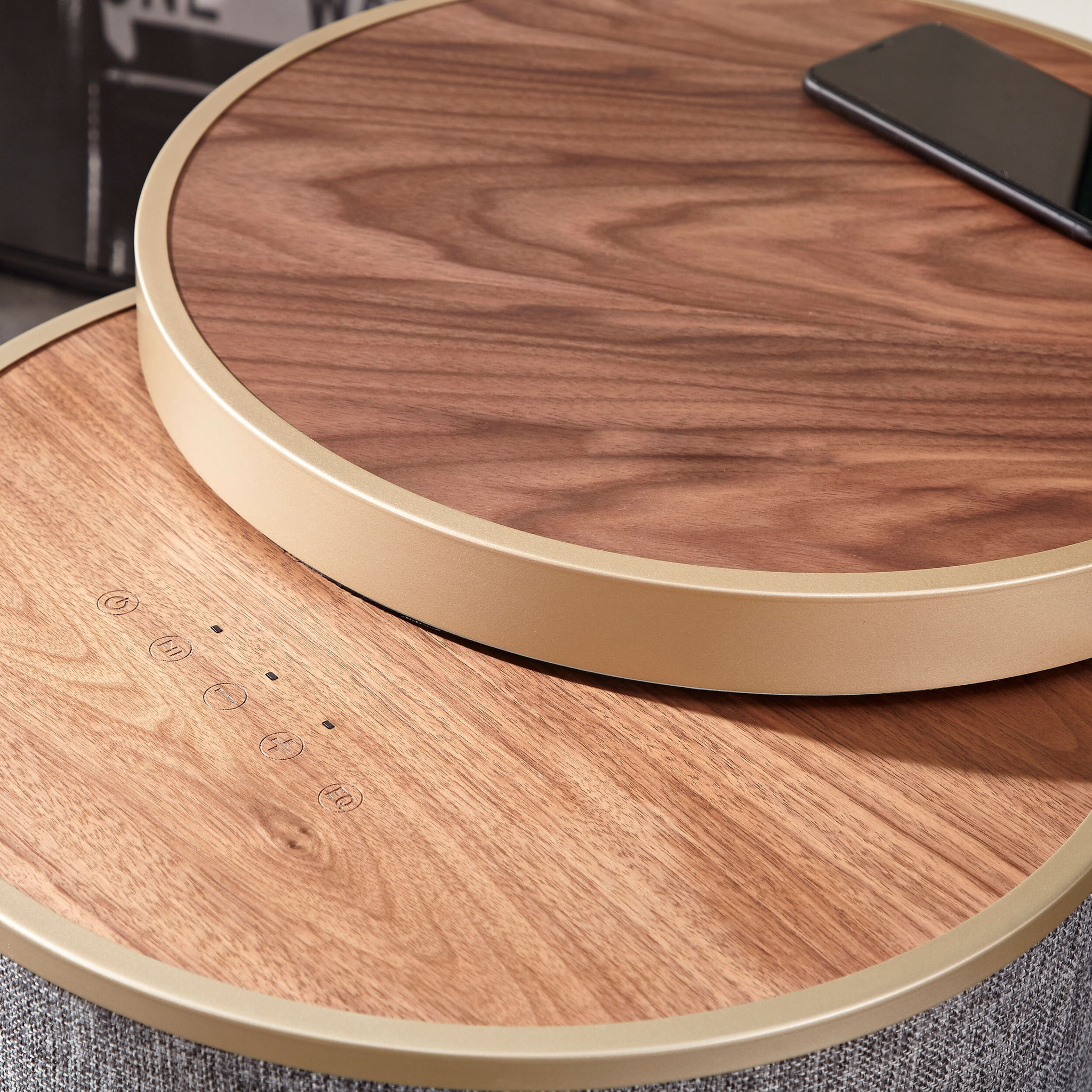 Mesa auxiliar altavoz con sonido de 65W y subwoofer, Bluetooth, base de carga inalámbrica. Mesilla o mesita para dormitorio o sala de estar - TD Systems SM65B11WR [Madera roble]