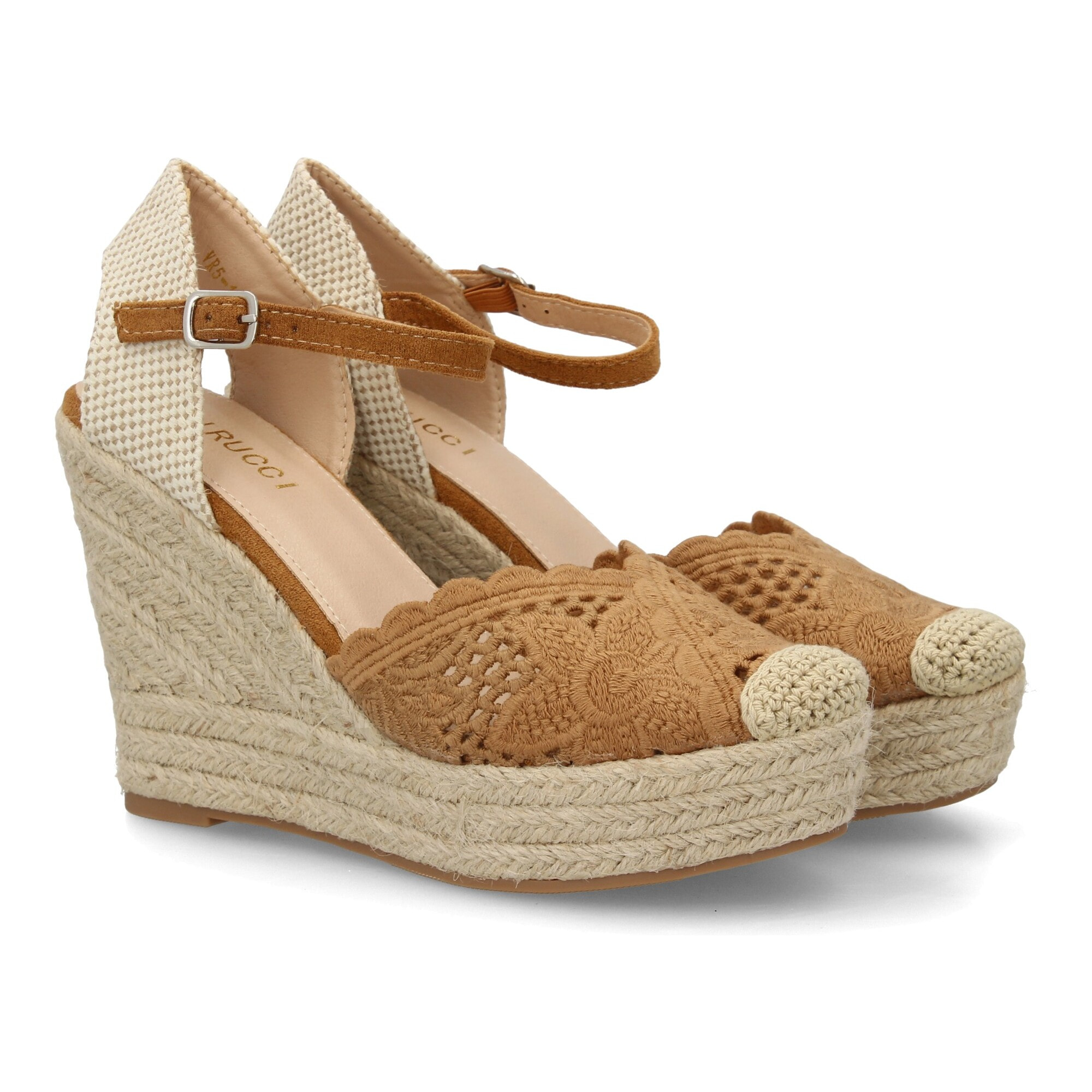 Alpargata cuña destalonada con calados para mujer.