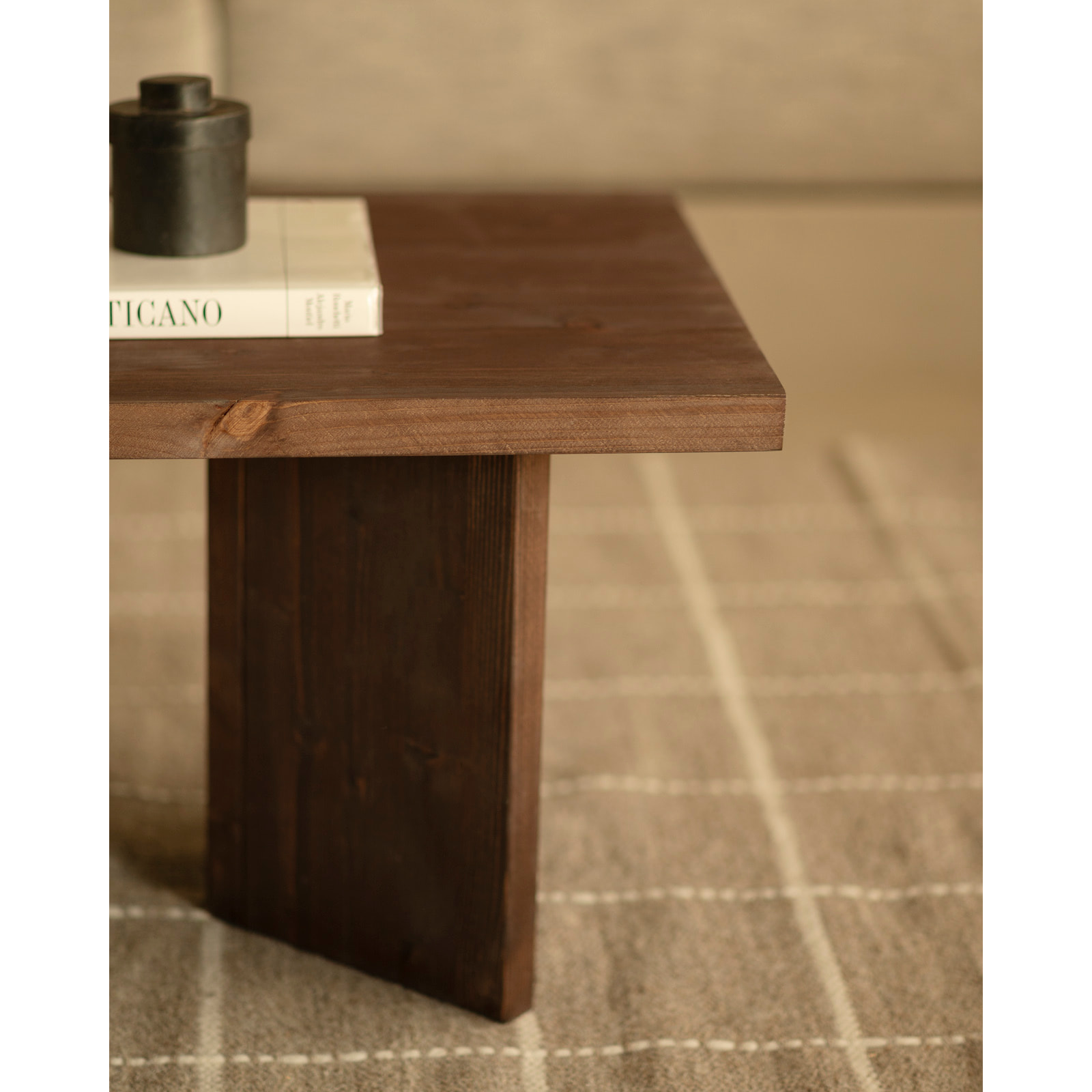 Mesa de centro de madera maciza en tono nogal de 120x55cm Alto: 40 Largo: 120 Ancho: 55