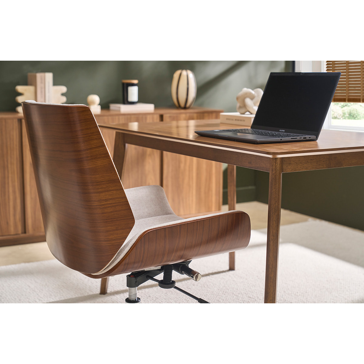 Chaise de bureau à roulettes design en tissu effet velours texturé beige, bois foncé et acier chromé CURVED