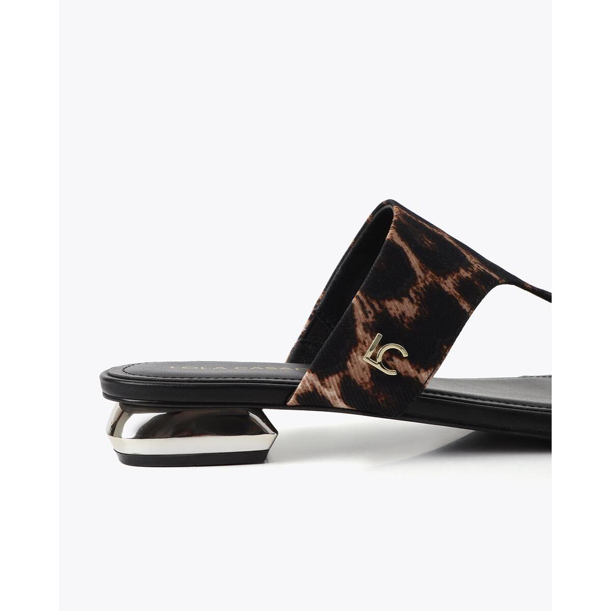 Sandalo basso con stampa animalier e applicazione metallica sulla punta