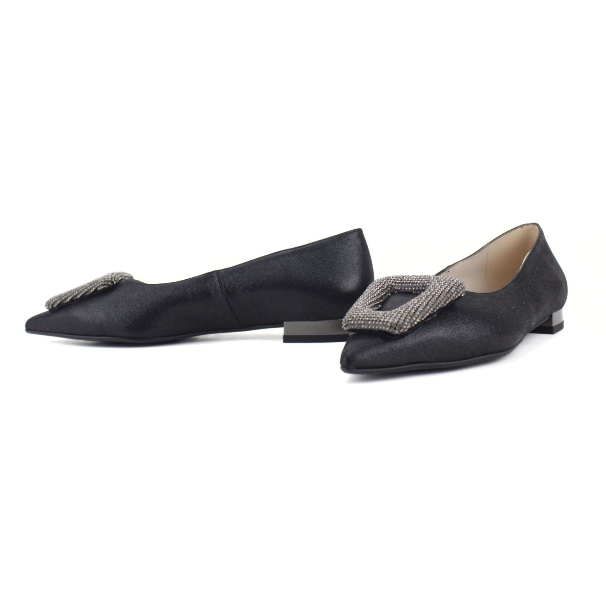 Bailarina de piel color negro con brillo y adorno en la parte delantera. Tacón 2 cm