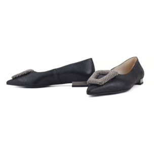 Bailarina de piel color negro con brillo y adorno en la parte delantera. Tacón 2 cm