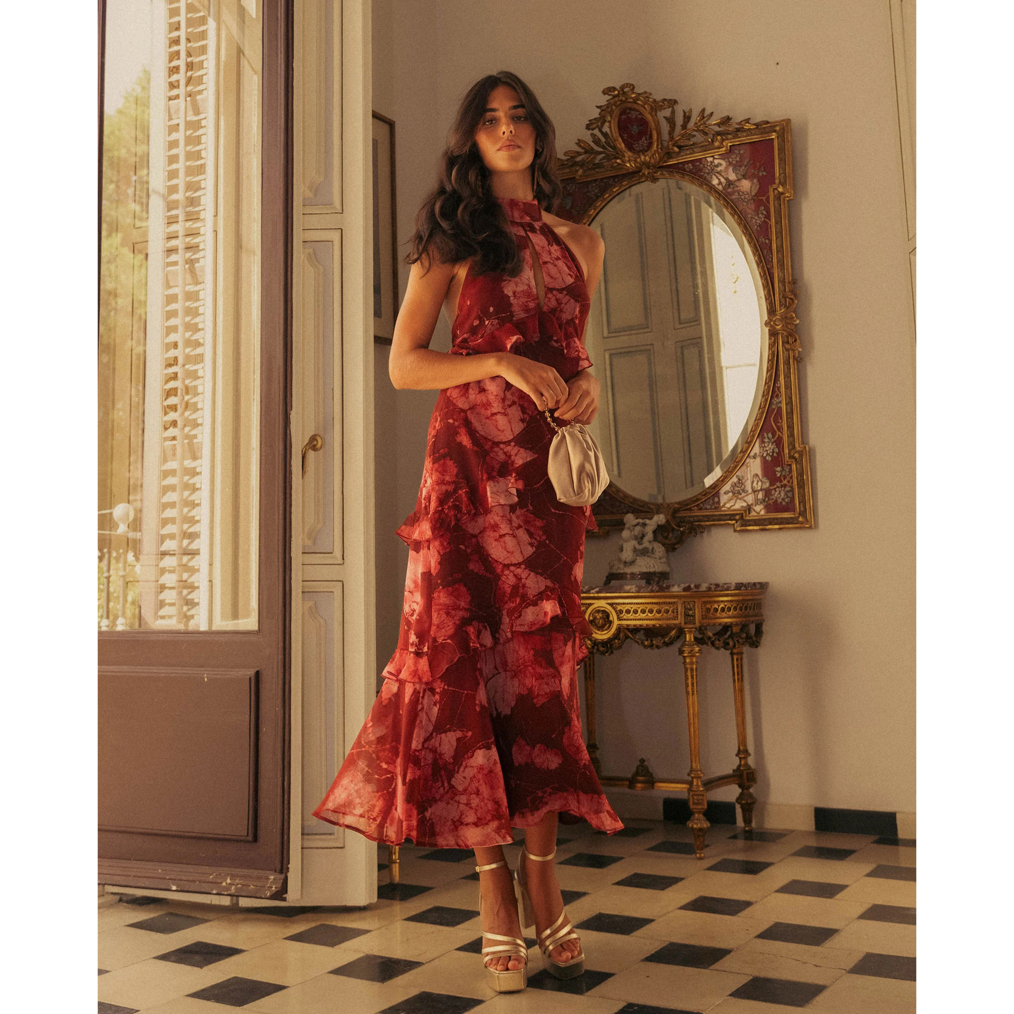 Vestido midi sin mangas con cuello chimenea y volantes
