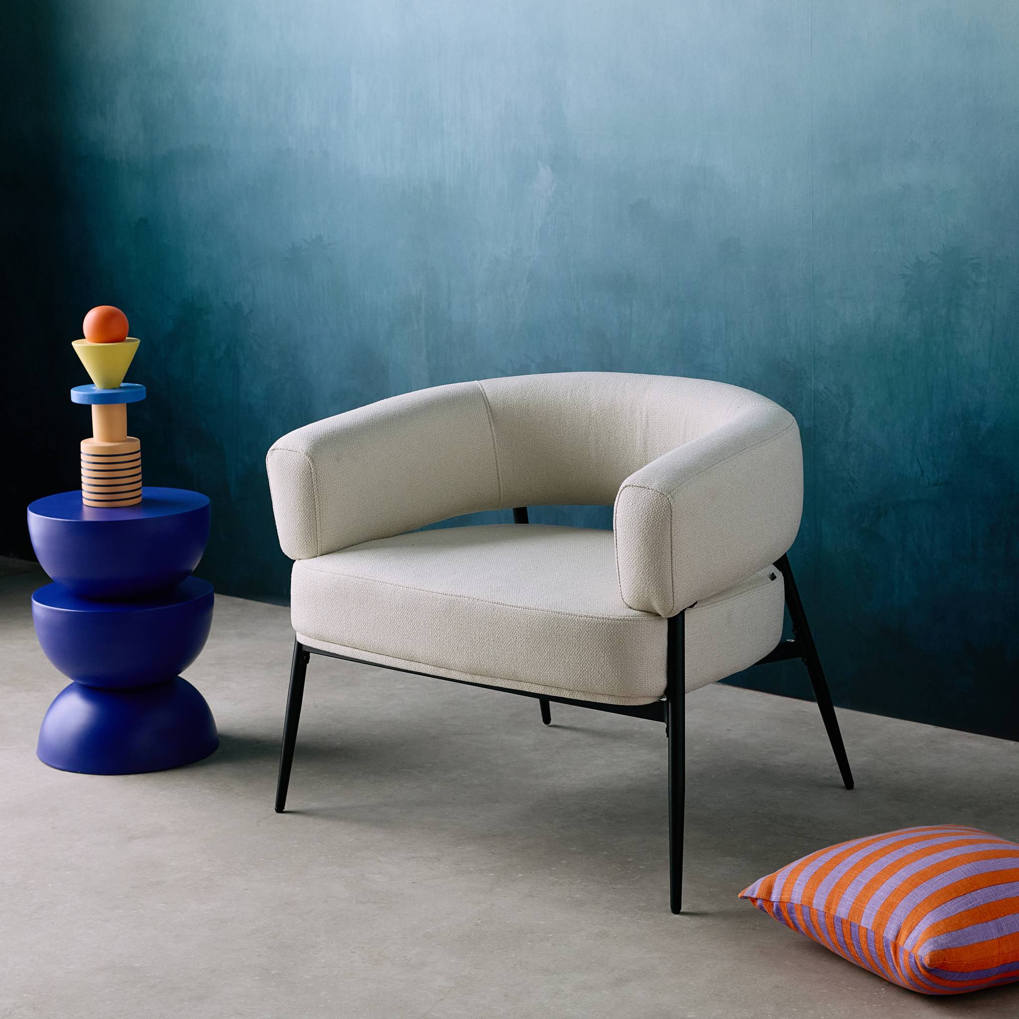 Fauteuil tissu blanc dossier incurvé piétement métal L 81.5 x P 72.5 x H 69 cm - Cristo