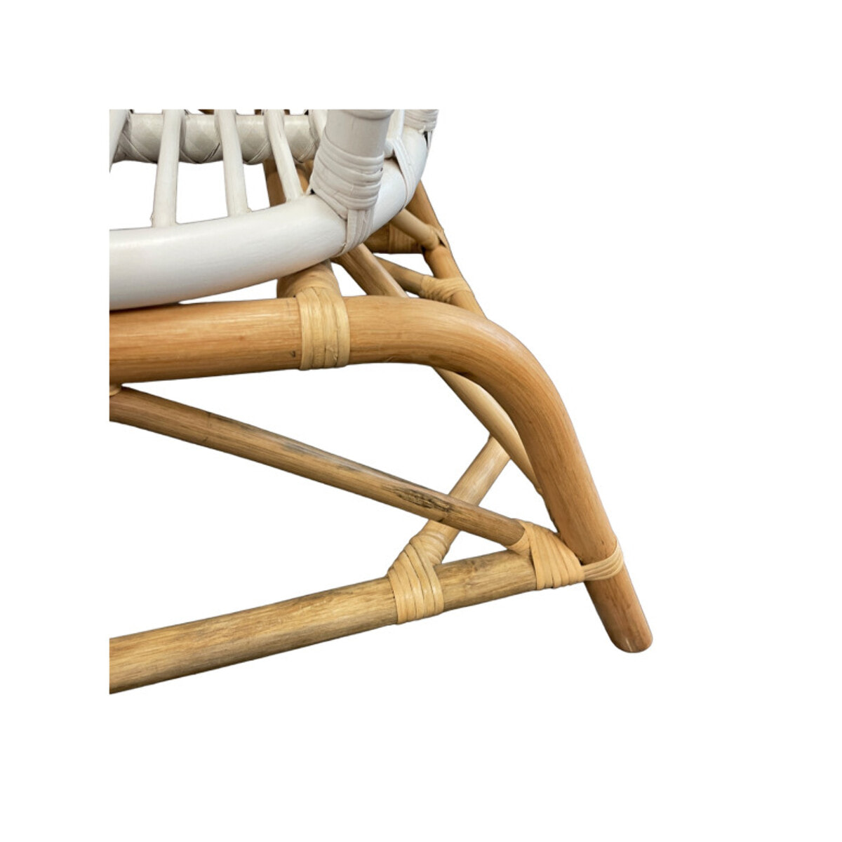 Fauteuil relax en rotin tressé bicolore blanc avec coussin – AURA