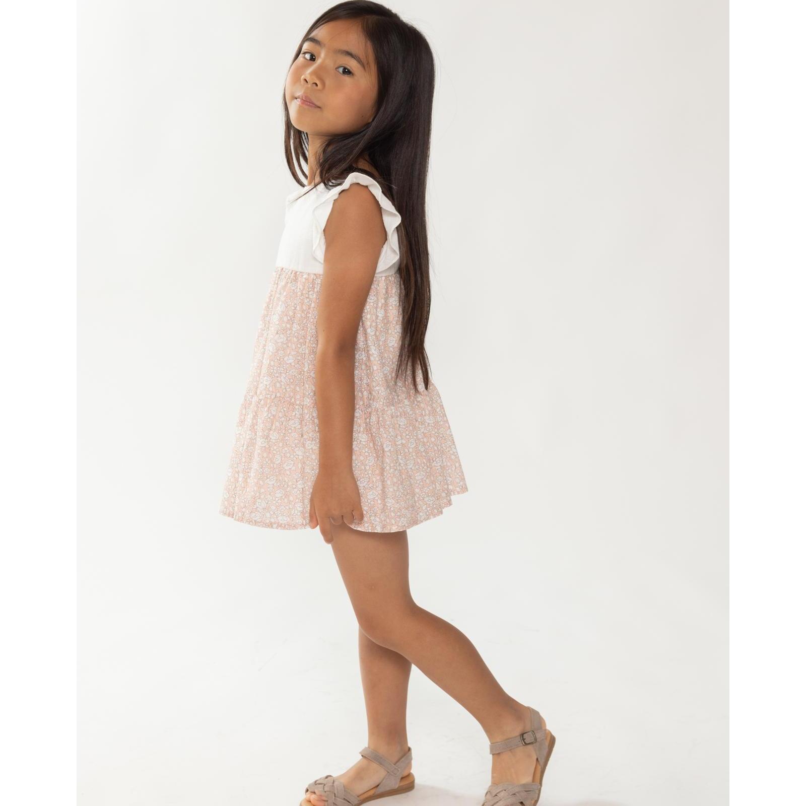 Vestido con el cuerpo en blanco y falda estampada de flores albaricoque. Con volantes en las sisas, falda fruncida de volantes.