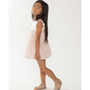 Vestido con el cuerpo en blanco y falda estampada de flores albaricoque. Con volantes en las sisas, falda fruncida de volantes.