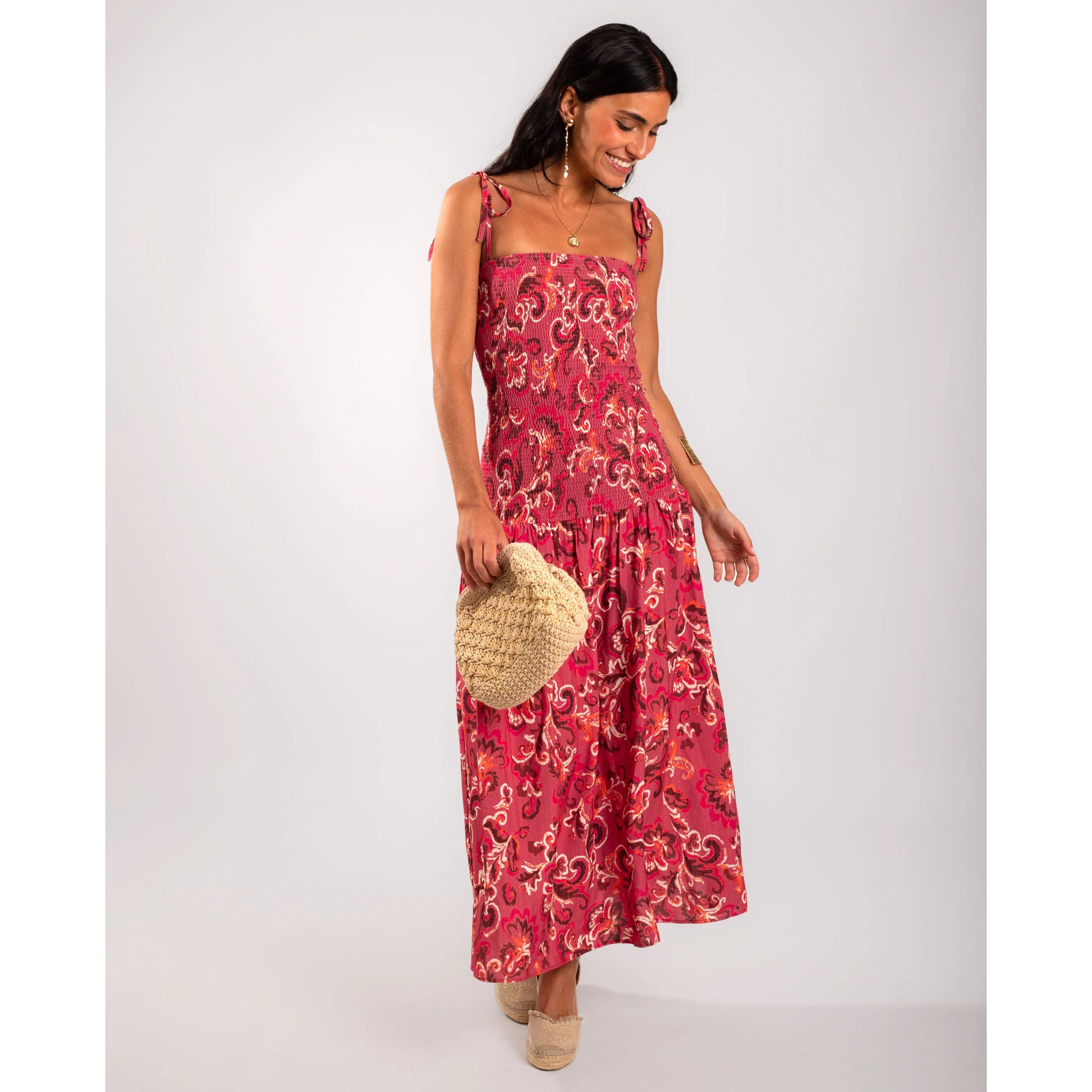 Vestido midi estampado con cuerpo fruncido y tirantes ajustables