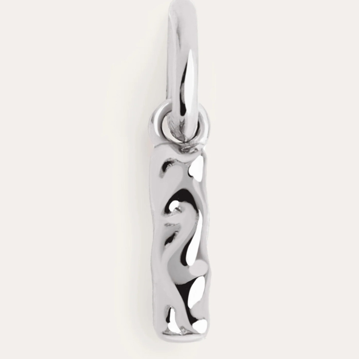 Charm Letter Organic in Argento