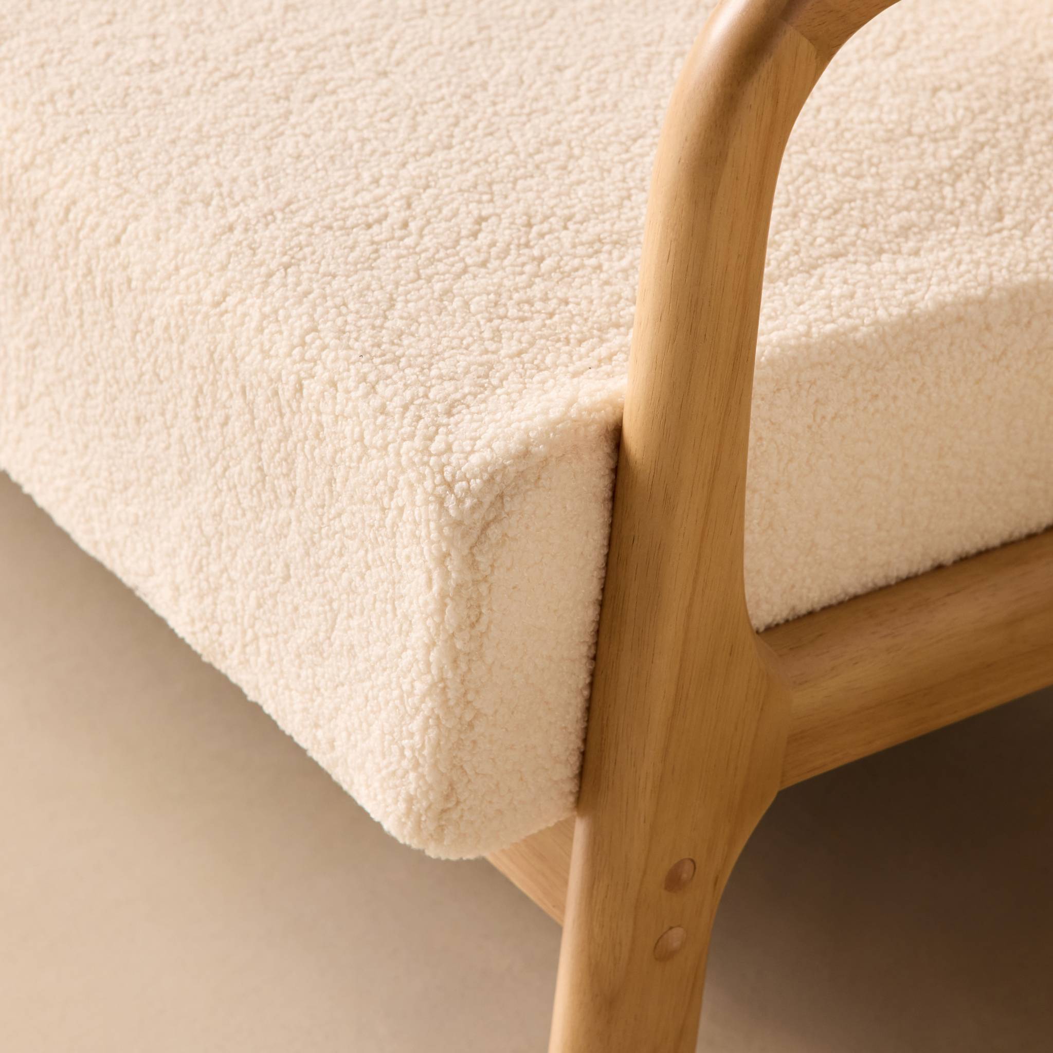 Banquette scandinave 2 places bois d'hévéa et bouclette LORENS