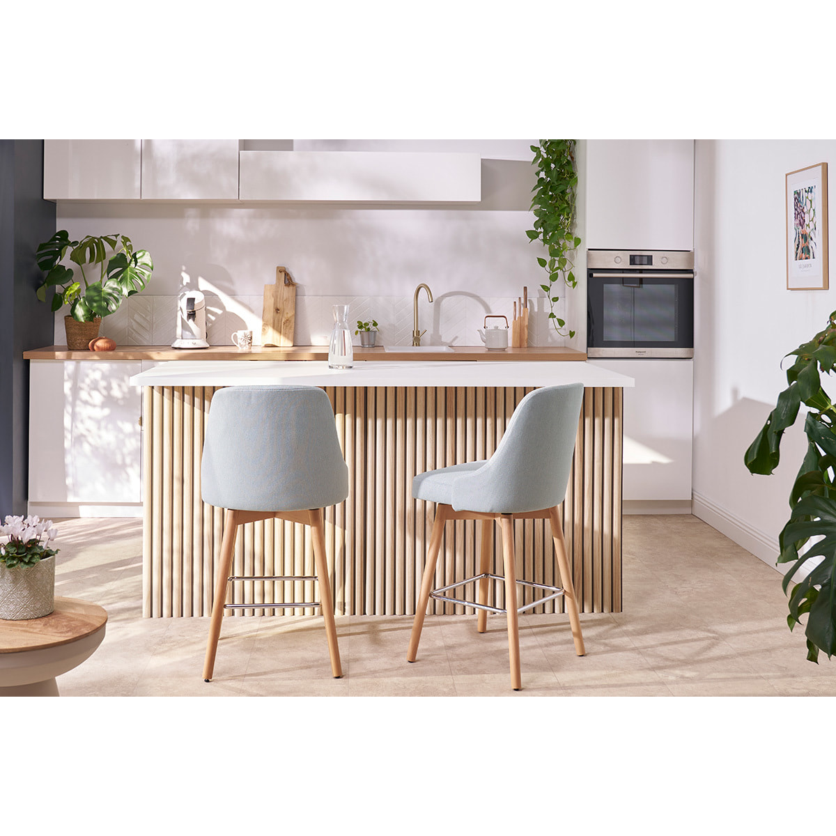 Tabourets de bar scandinaves pivotants 360° en tissu chenille vert kaki et bois hêtre massif H65 cm (lot de 2) HASTA