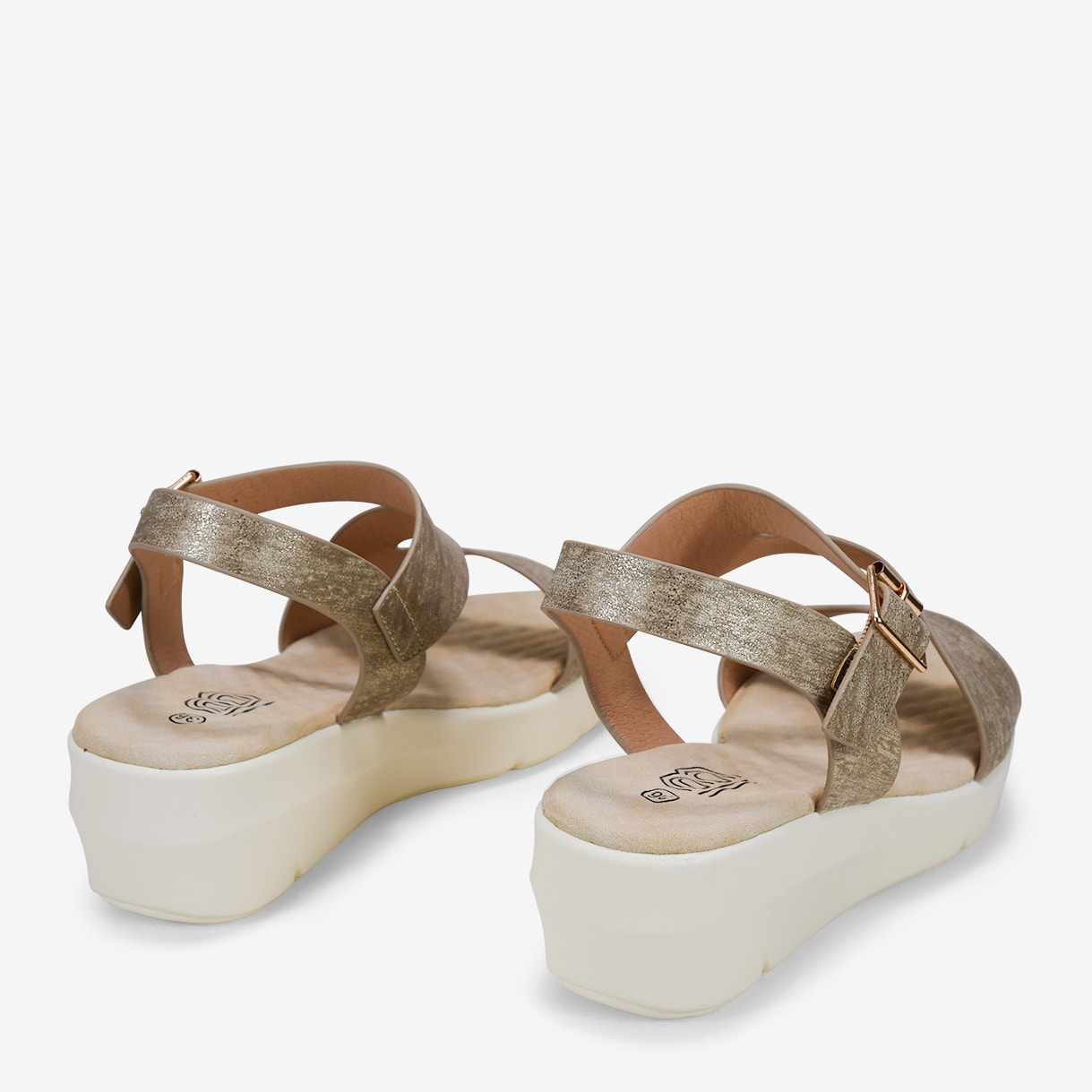 Sandalias de cuña doradas con hebilla