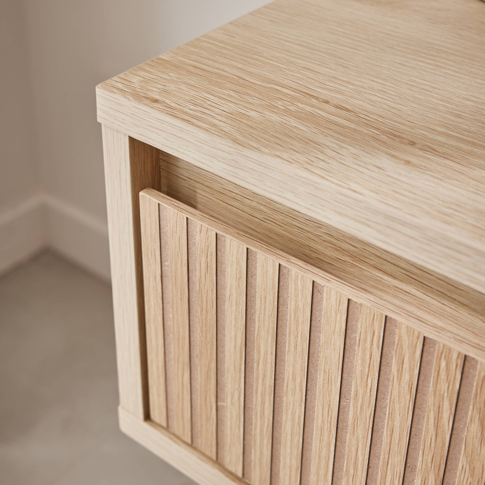 Lot de 2 tables de chevet avec un tiroir. Panneaux stratifiés couleur naturelle. Pied en bois de sapin.  L 39 x 39 x H 55.4cm LINEAR