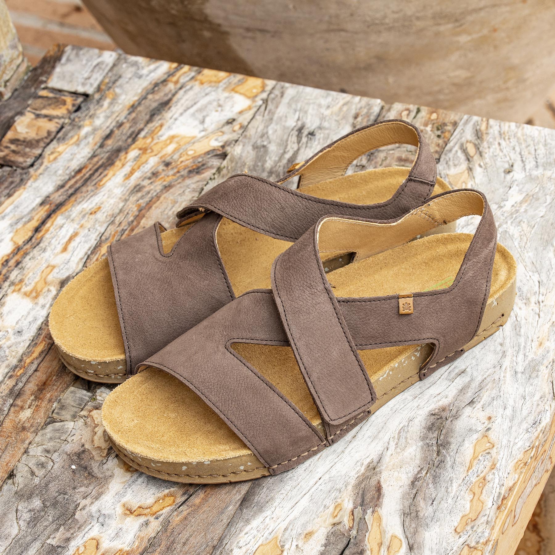 Sandalias N5799 NOBUCK BROWN / BALANCE color Brown