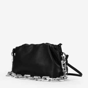 Bolso de hombro negro pouch con cadena plata