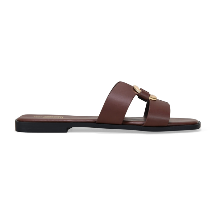 Sandalias planas marrones con metal decorativo