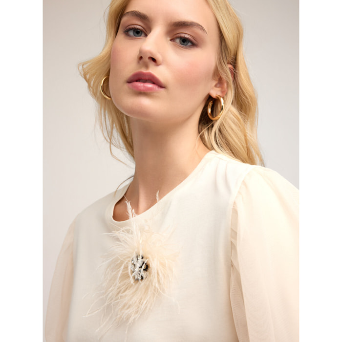 Motivi - T-shirt con spilla gioiello e piume - Bianco