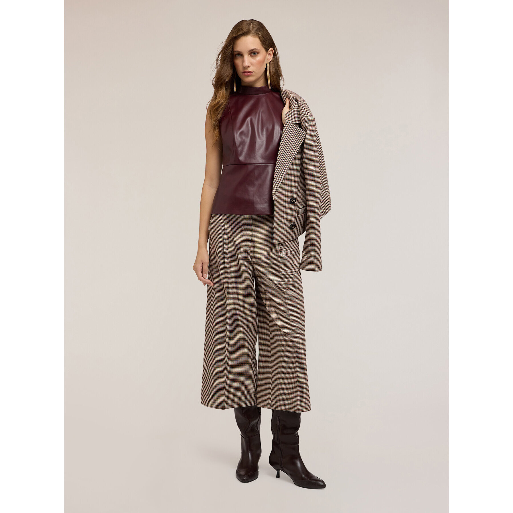 Motivi - Top de cuello alto en tejido revestido - Burgundy