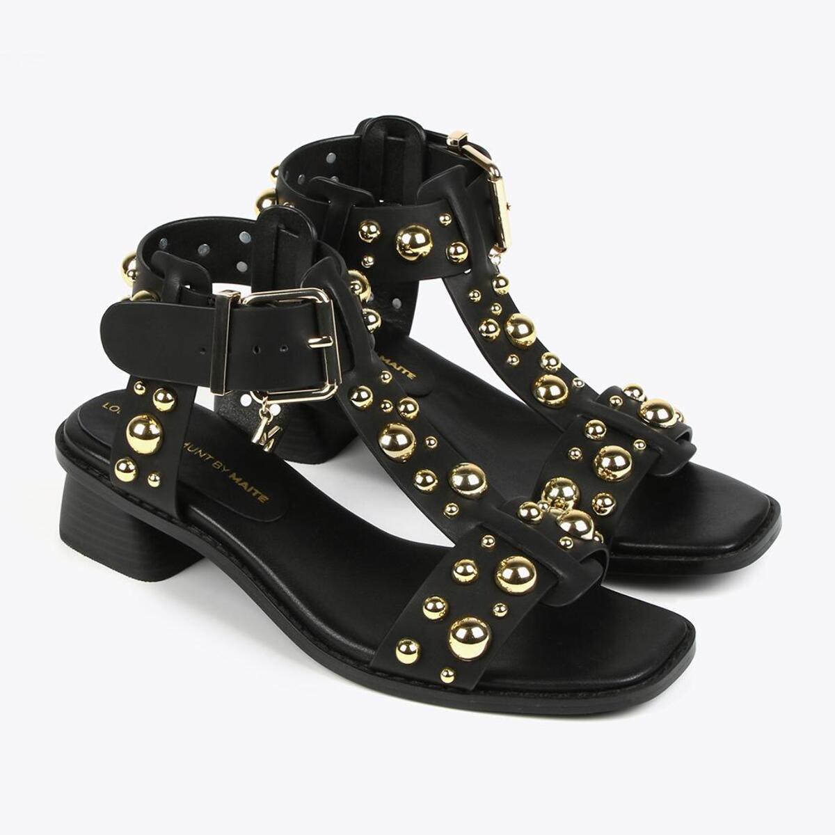 Sandali con tacco e decorazioni in metallo