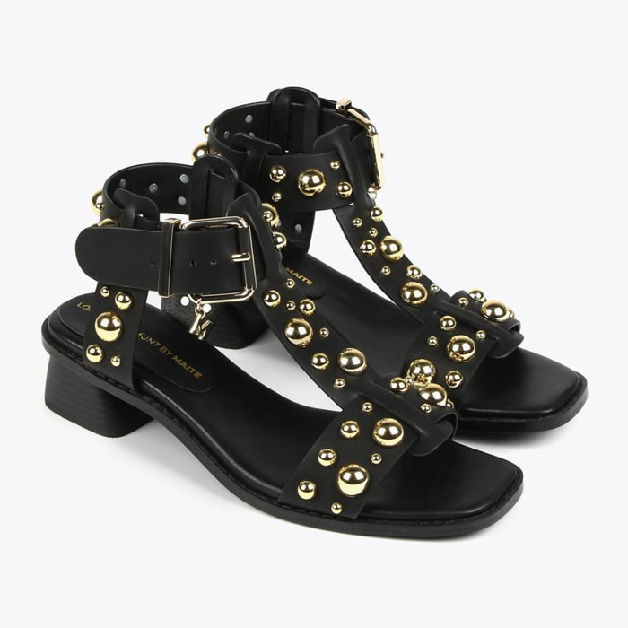 Sandali con tacco e decorazioni in metallo