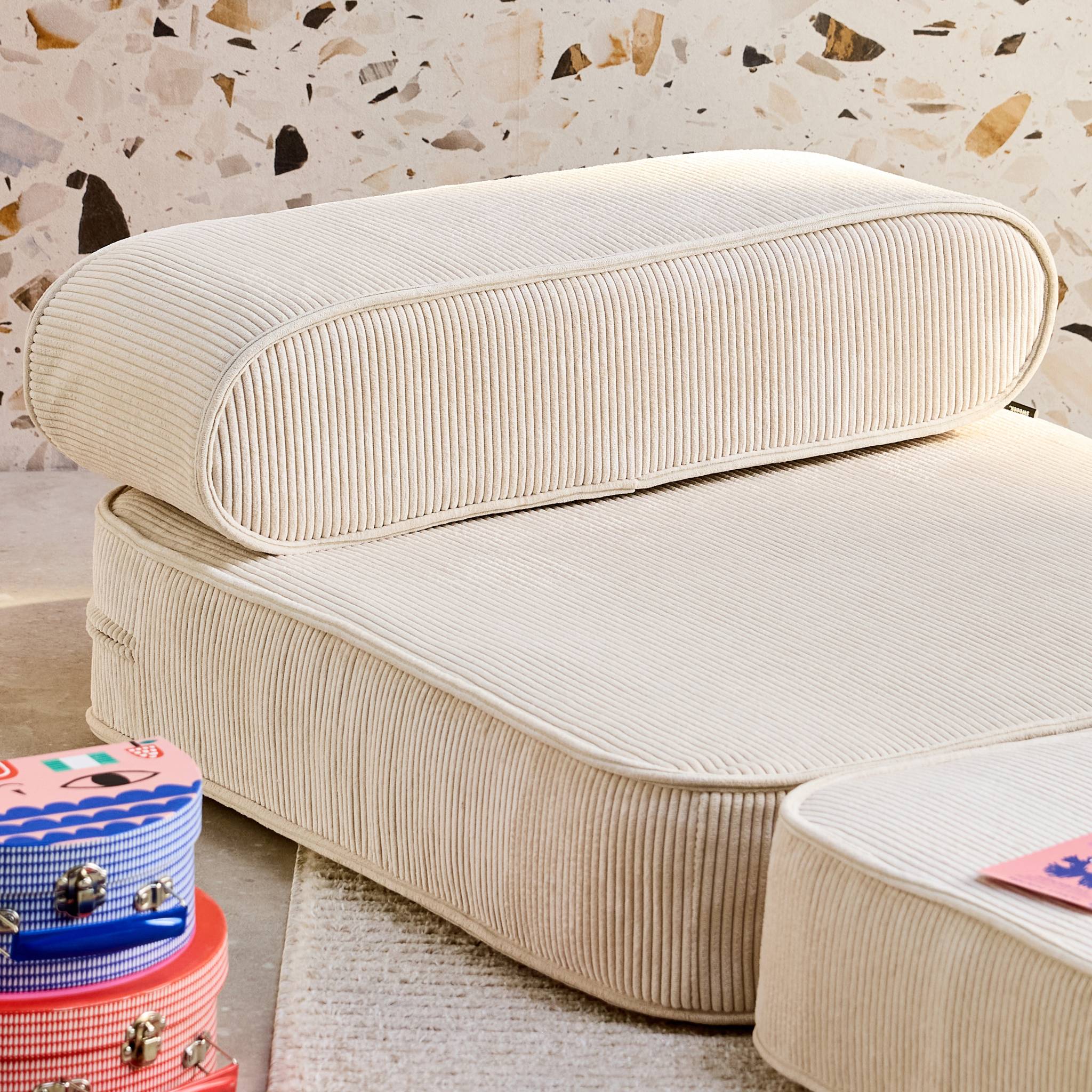 Fauteuil enfant en velours côtelé dépliable. couleur crème. L 66 x P 62 x H 43.5 cm