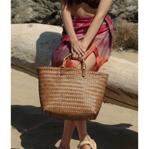 Bolso trenzado marrón con asas de bambú