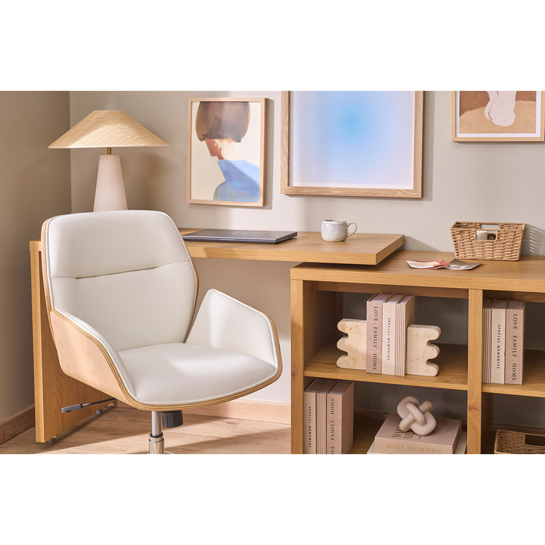 Chaise de bureau design pivotante 360° blanche, bois clair et métal chromé MARLOW