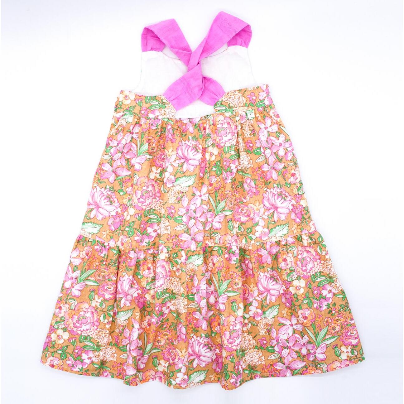 Vestido midi de popelín ocre flores rosas. Falda de volantes y tirantes cruzados en la espalda.