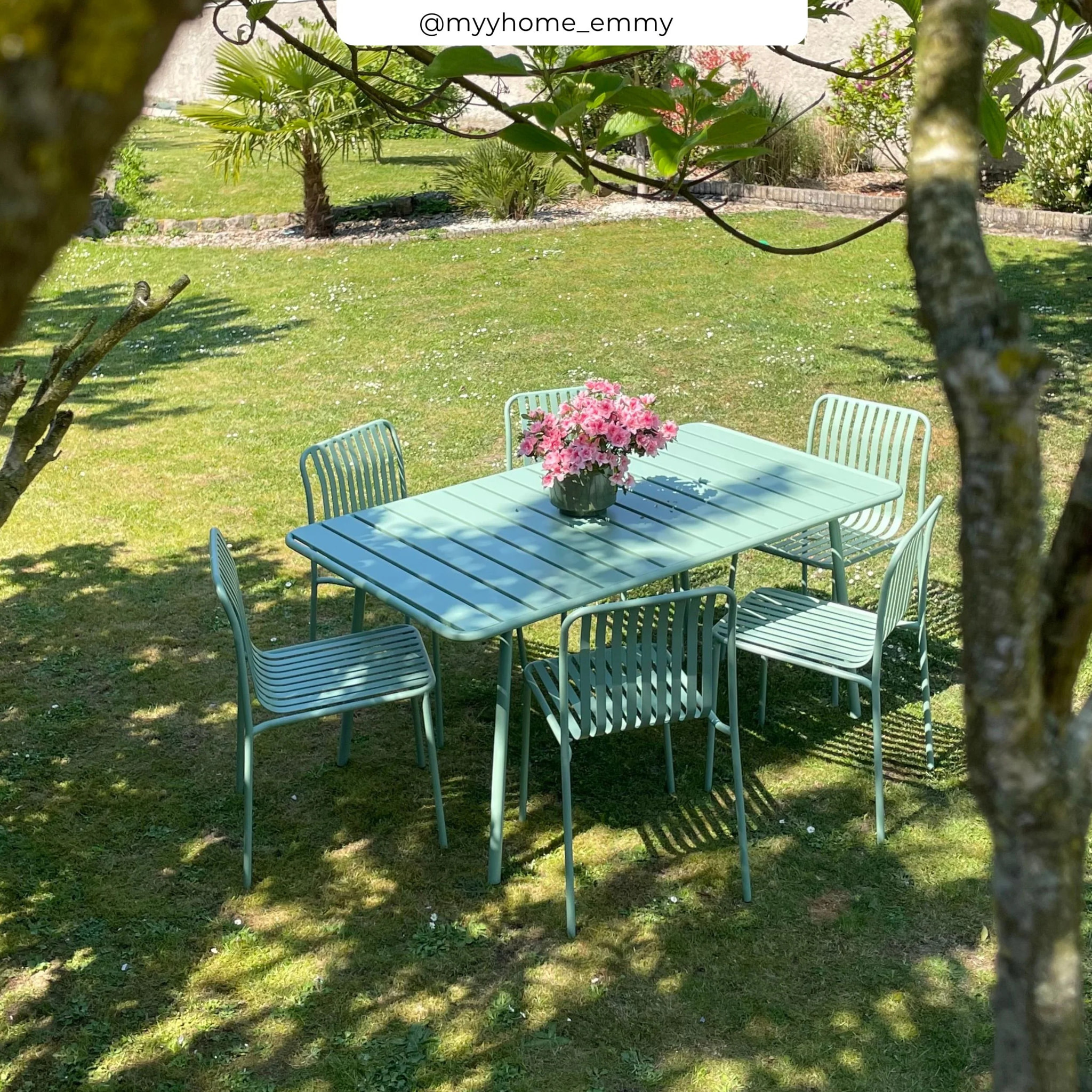 Table de jardin en métal vert clair 6 personnes - Yumi