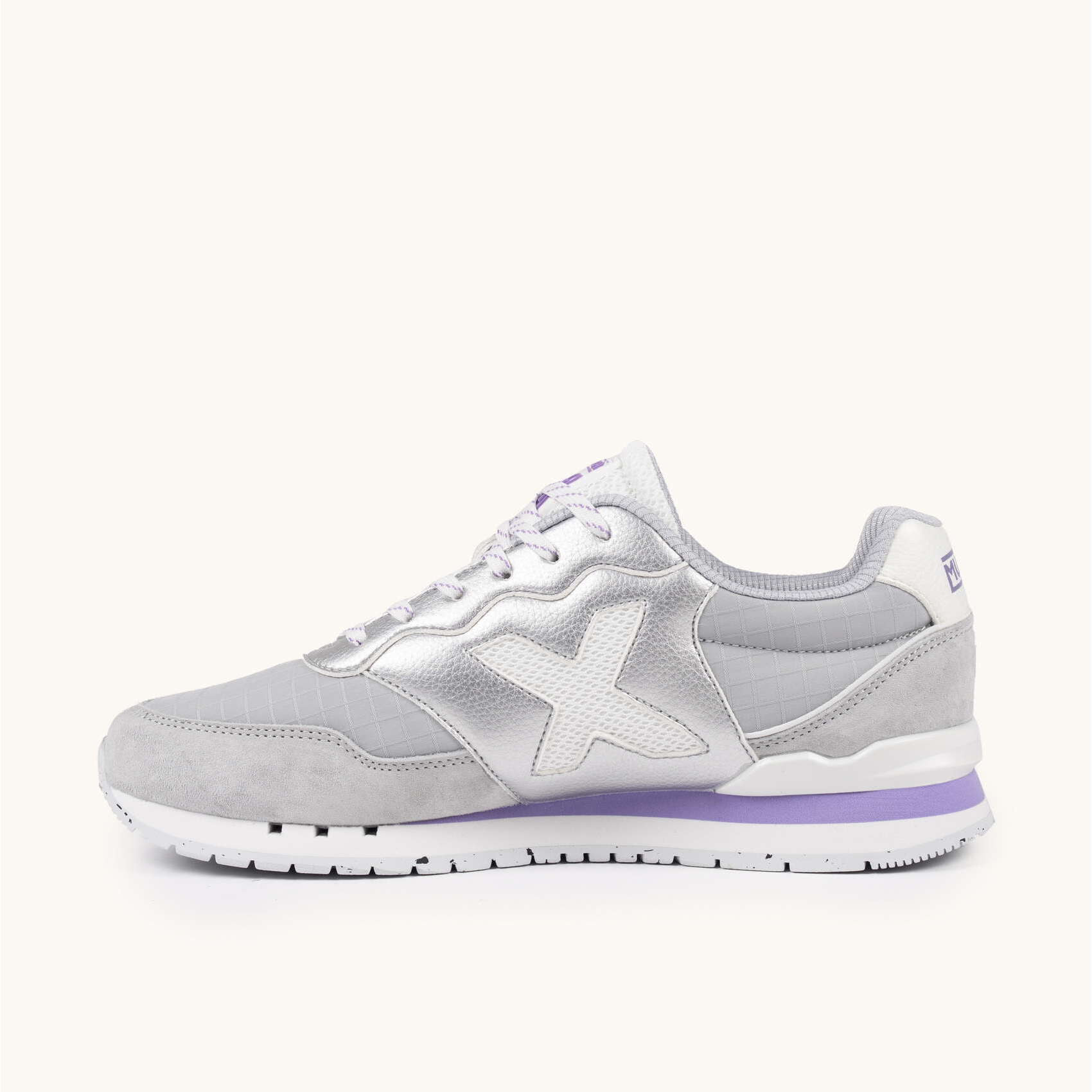Zapatilla Retro Running Plateada con Detalles Lavanda y Gris MUNICH DASH WMN 279