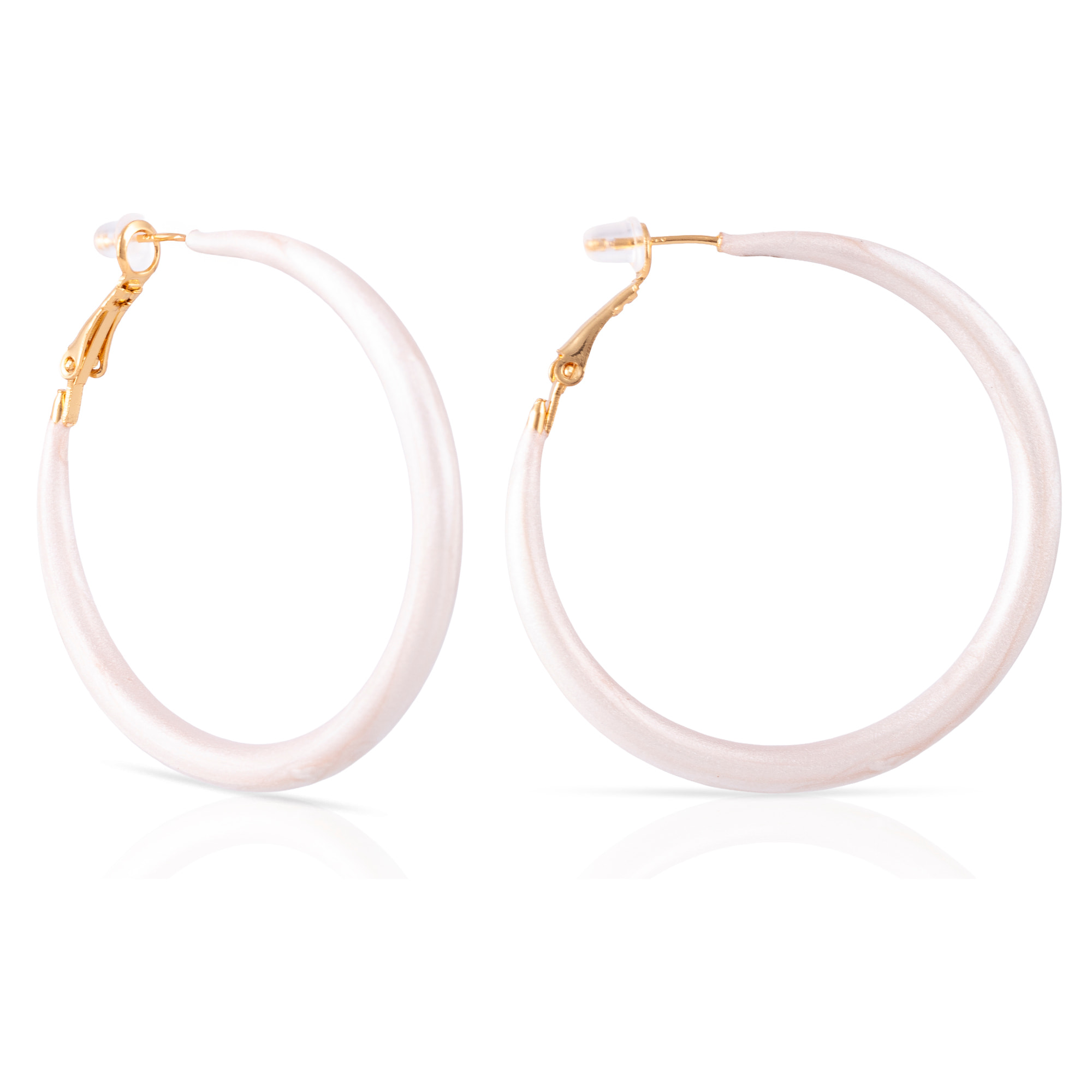 Pendientes de aro liso de cobre con recubrimiento electroplateado color blanco, 50 mm, cierre catalán de plata de ley 925 con acabado dorado electroplateado.