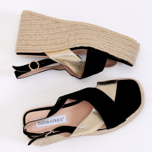 Sandali in simil pelle scamosciata con zeppa in rafia