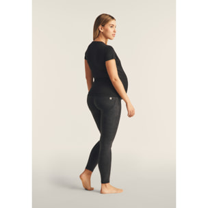 T-shirt scollo tondo con logo glitter