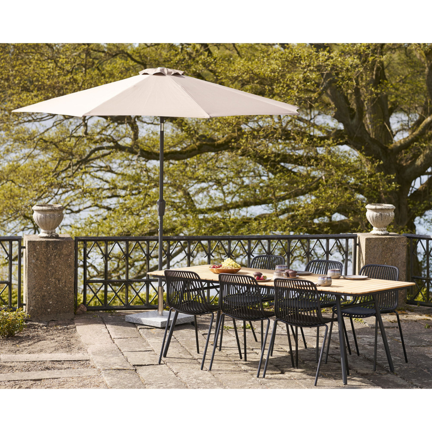 Set 4 sedie da pranzo Branson impilabili in polipropilene nero con gambe in acciaio