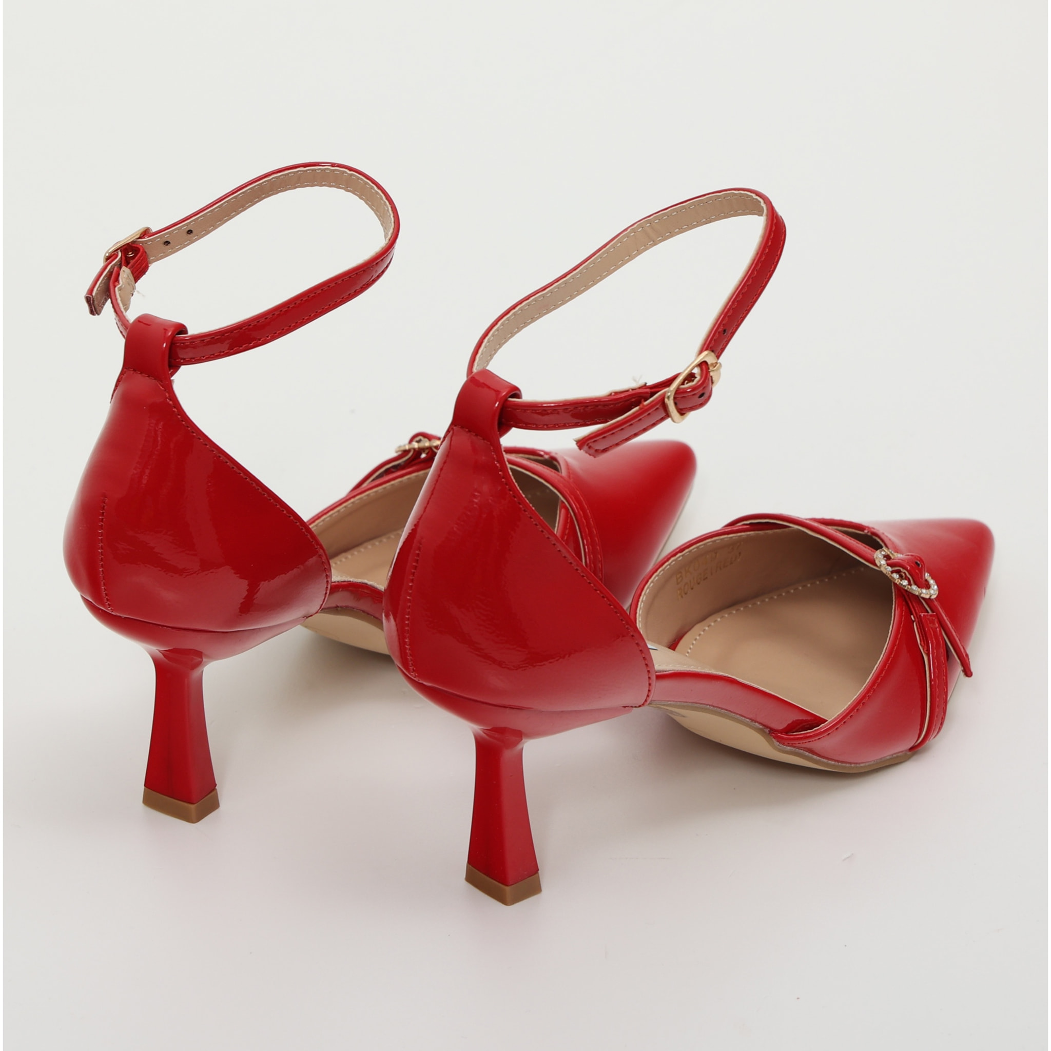 Sandali in simil pelle verniciata con tacco a rocchetto