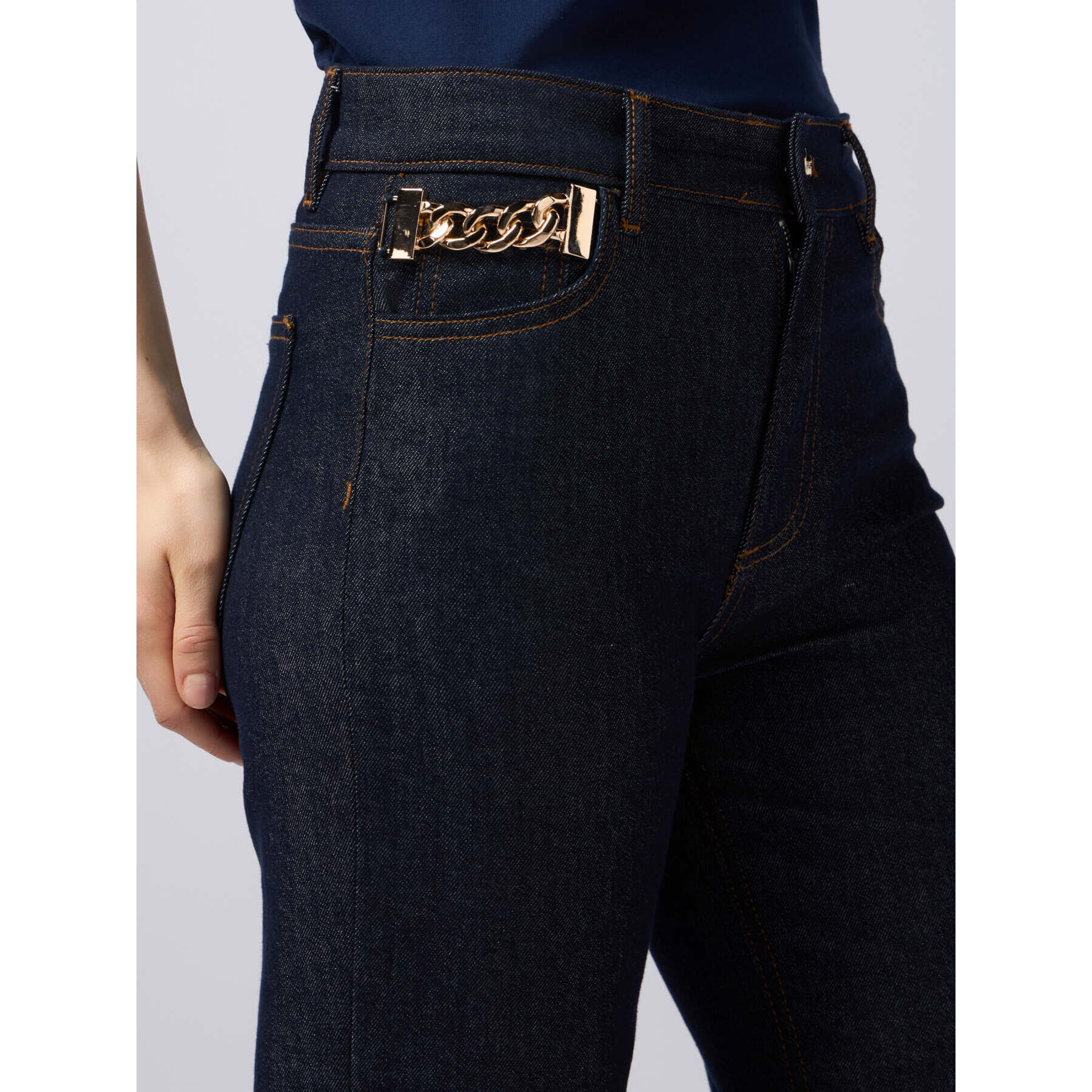 Oltre - Jeans palazzo in denim con fibbia gioiello - Blu