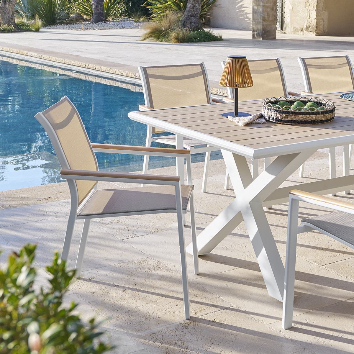 Fauteuil de jardin empilable "Essentia" lin blanc & acacia en aluminium