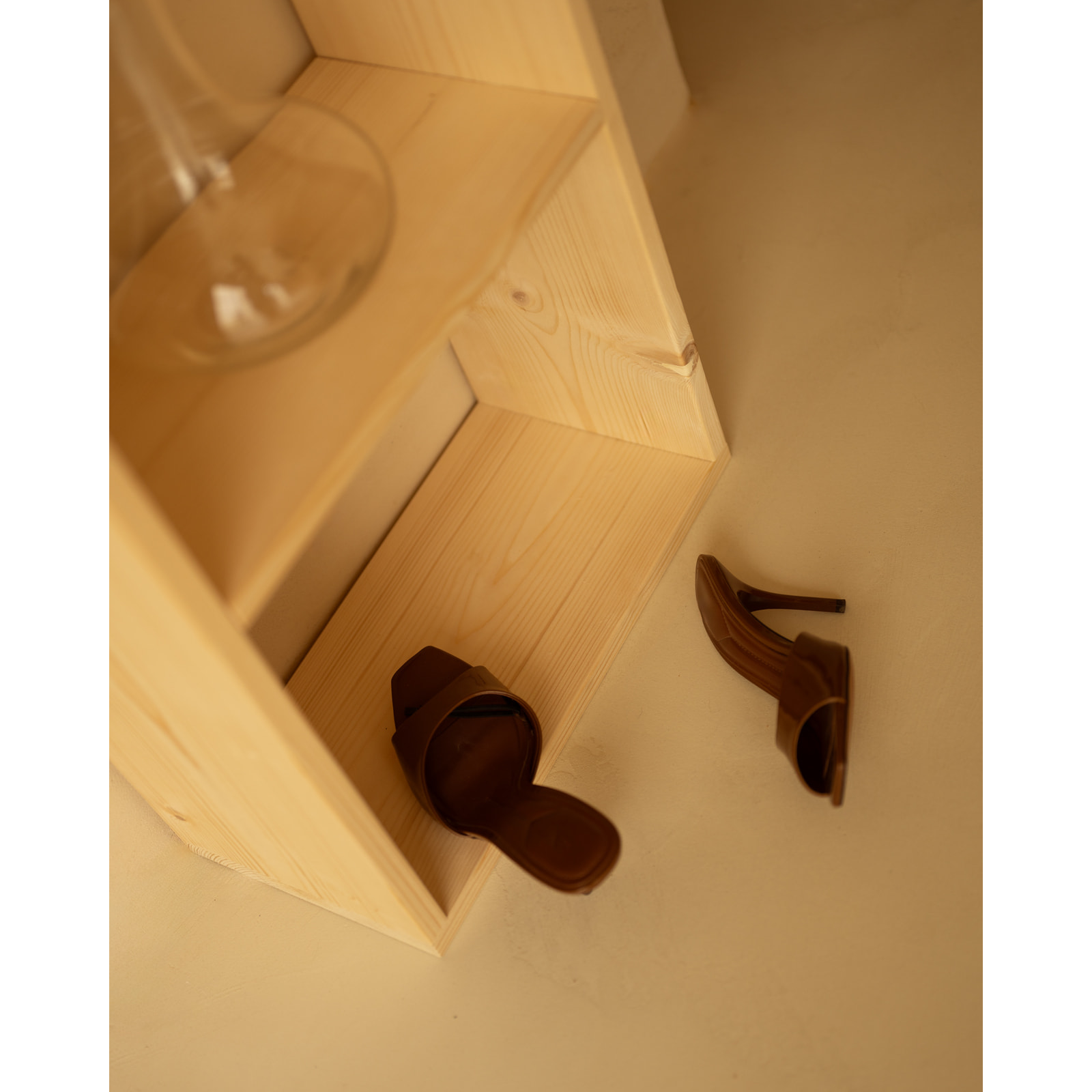 Estanteria de madera maciza en tono natural con 2 estantes Alto: 110 Largo: 40 Ancho: 20