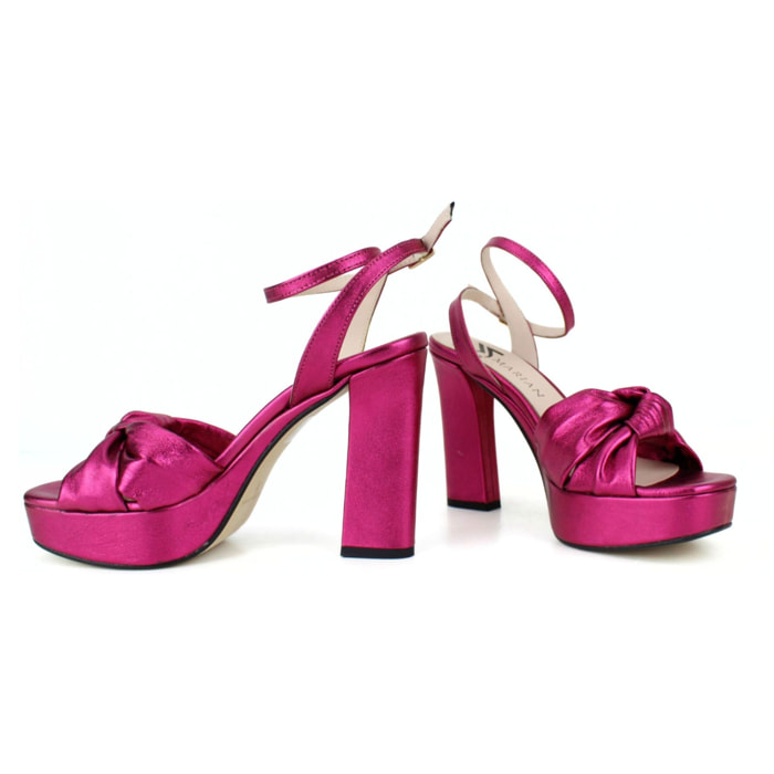 Sandalia plataforma en color fucsia. Tacón 9 cm