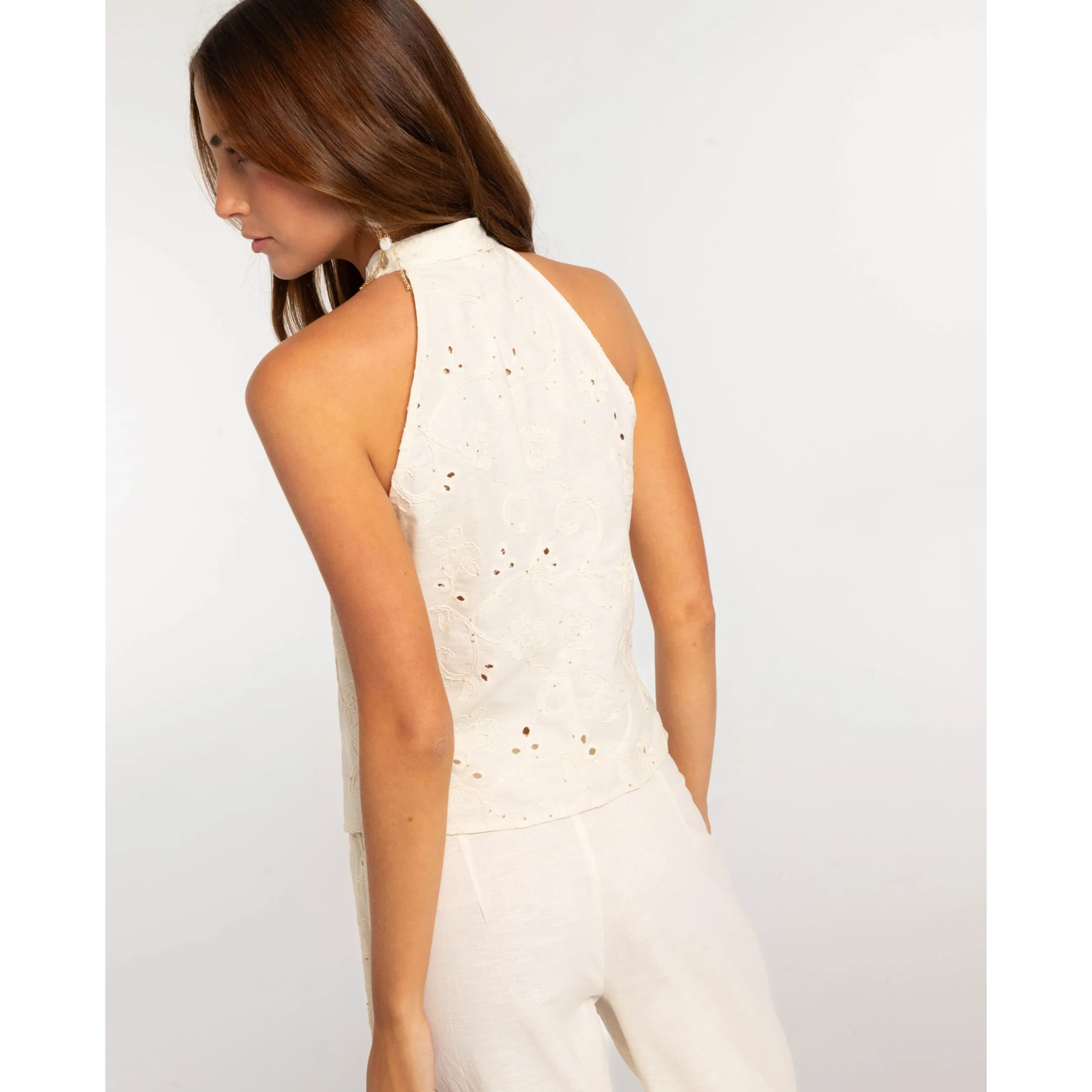 Top crudo con bordados y cuello mao de mujer