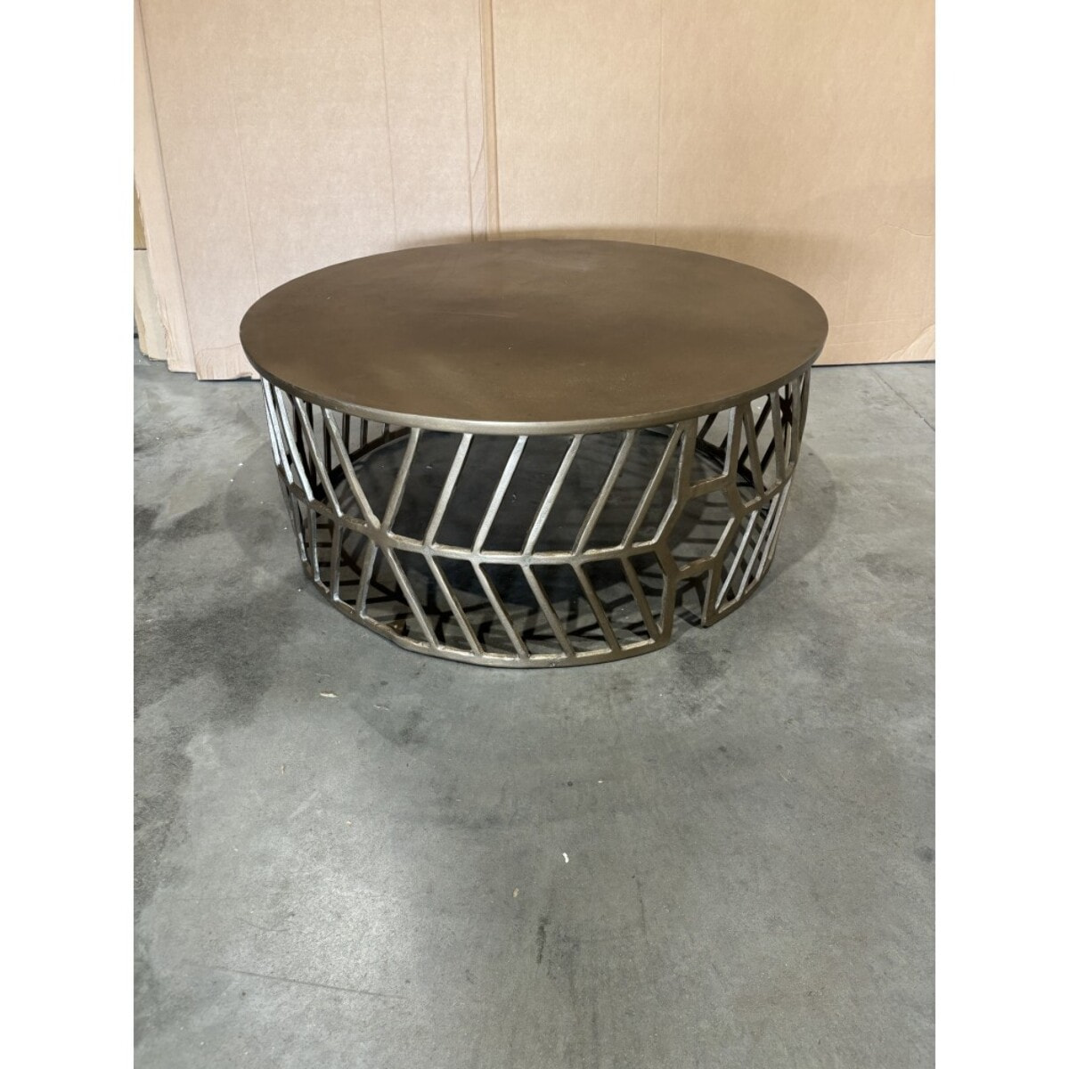 SECONDE MAIN - Table basse ronde 89x89cm aluminium doré piètement graphique