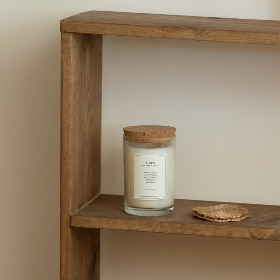 Estantería de madera maciza tono roble oscuro con 1 estante Alto: 74 Largo: 80 Ancho: 20