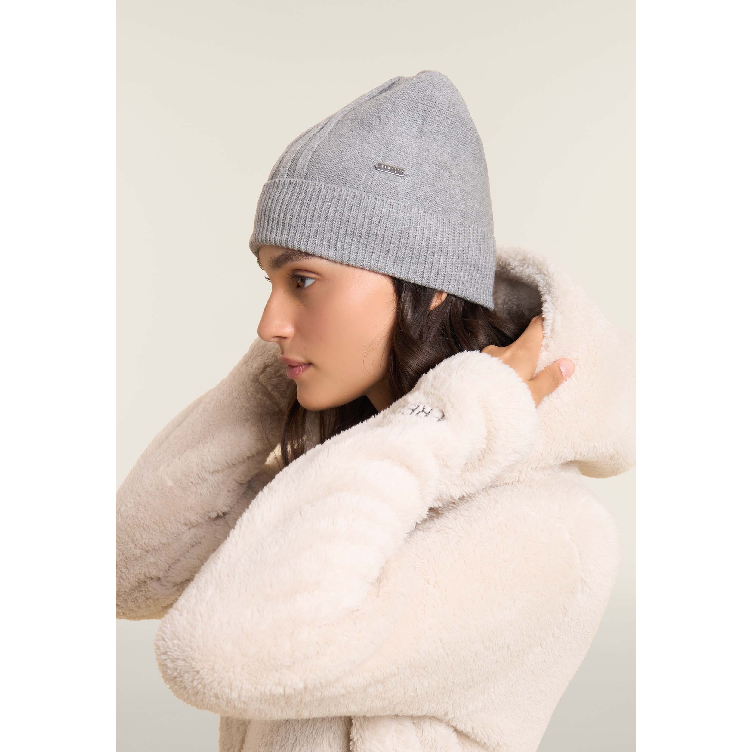 Berretto in maglia con treccia decorativa