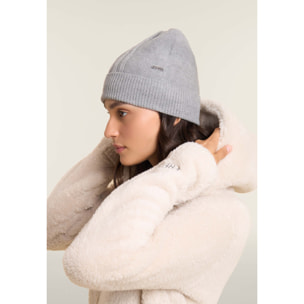 Berretto in maglia con treccia decorativa