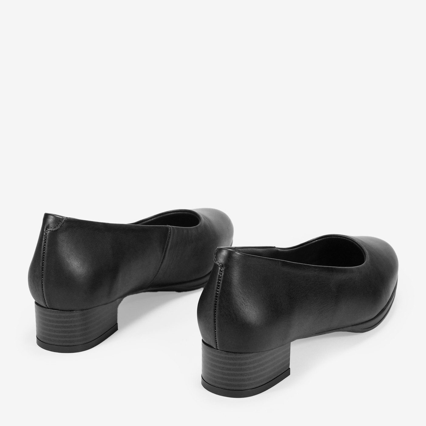 Zapatos de tacón negros en piel