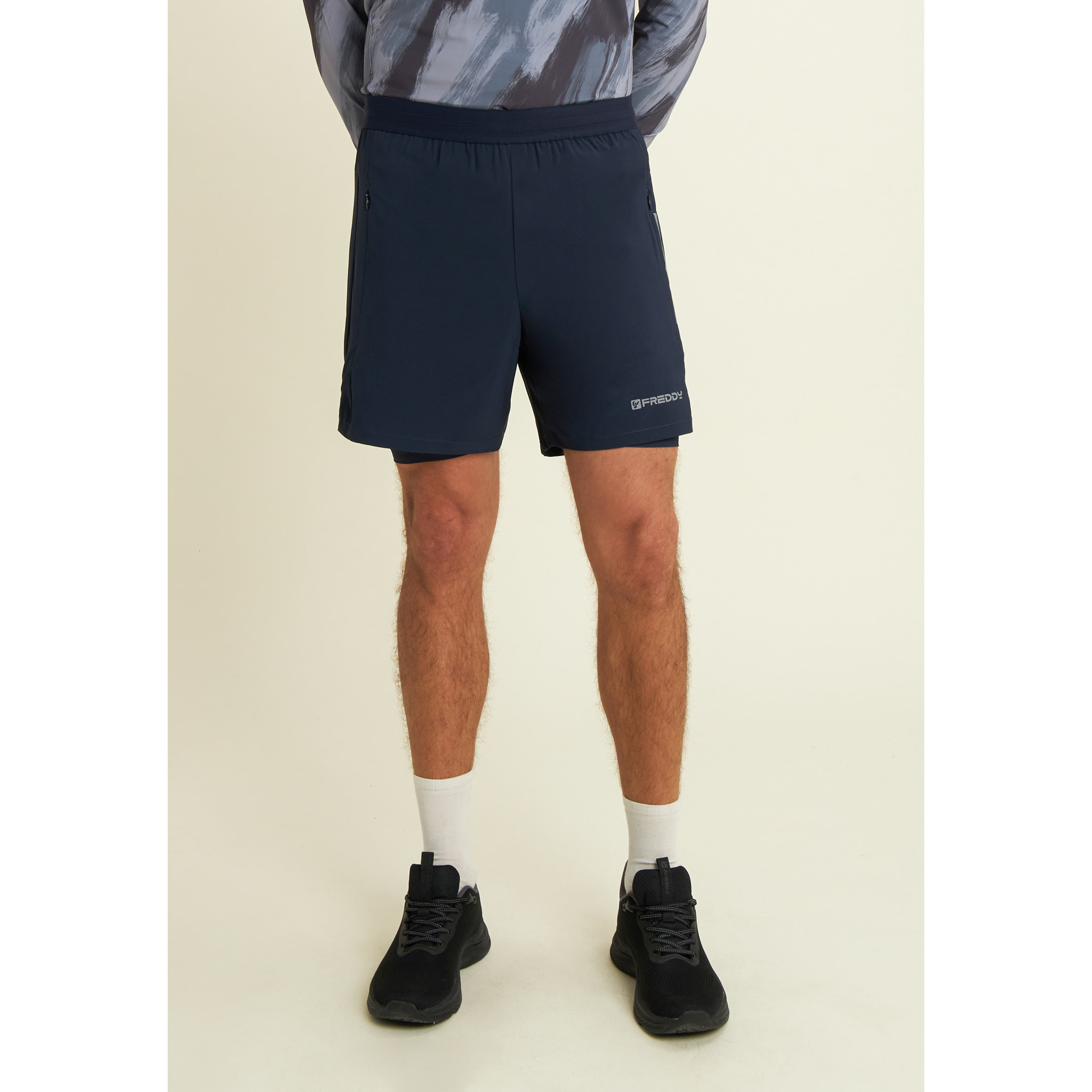 Pantaloni corti slim con grafica e spacchi laterali